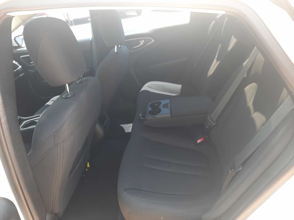 2015 Chrysler 200 Image 7