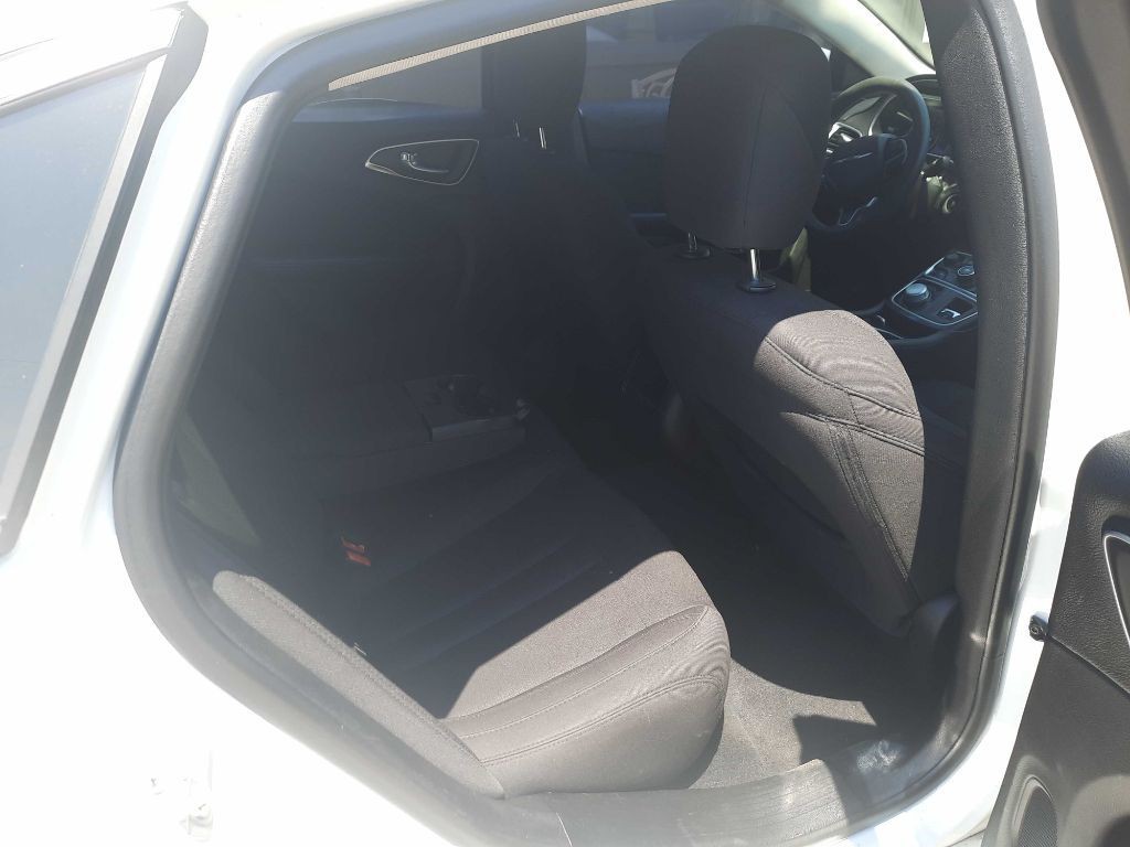2015 Chrysler 200 Image 13
