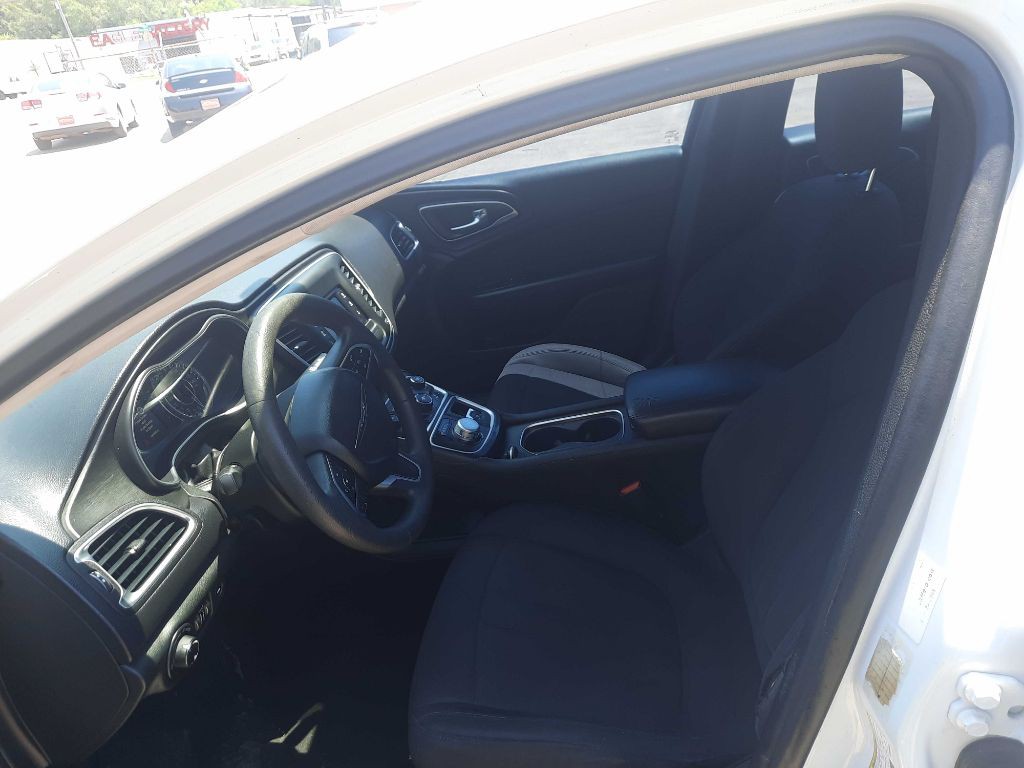 2015 Chrysler 200 Image 4