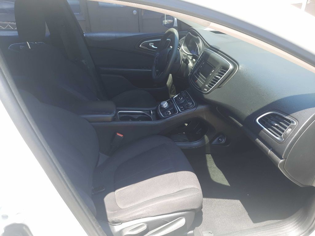 2015 Chrysler 200 Image 8