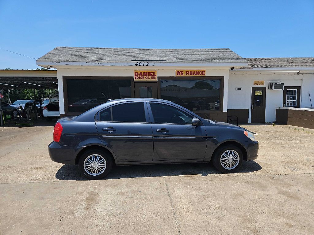 2010 Hyundai Accent Image 2