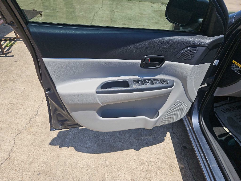 2010 Hyundai Accent Image 5
