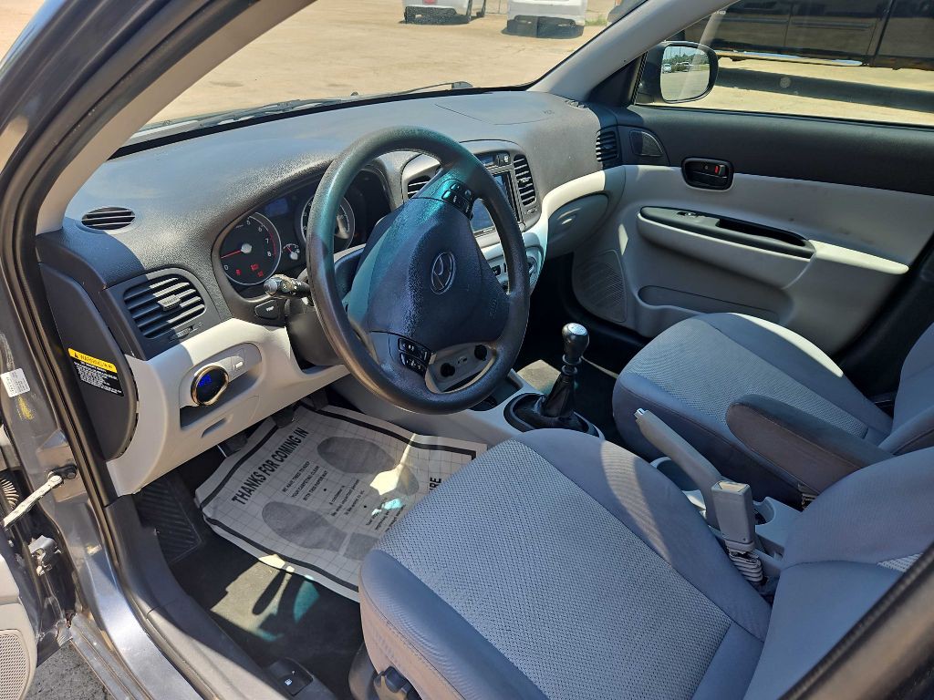 2010 Hyundai Accent Image 7