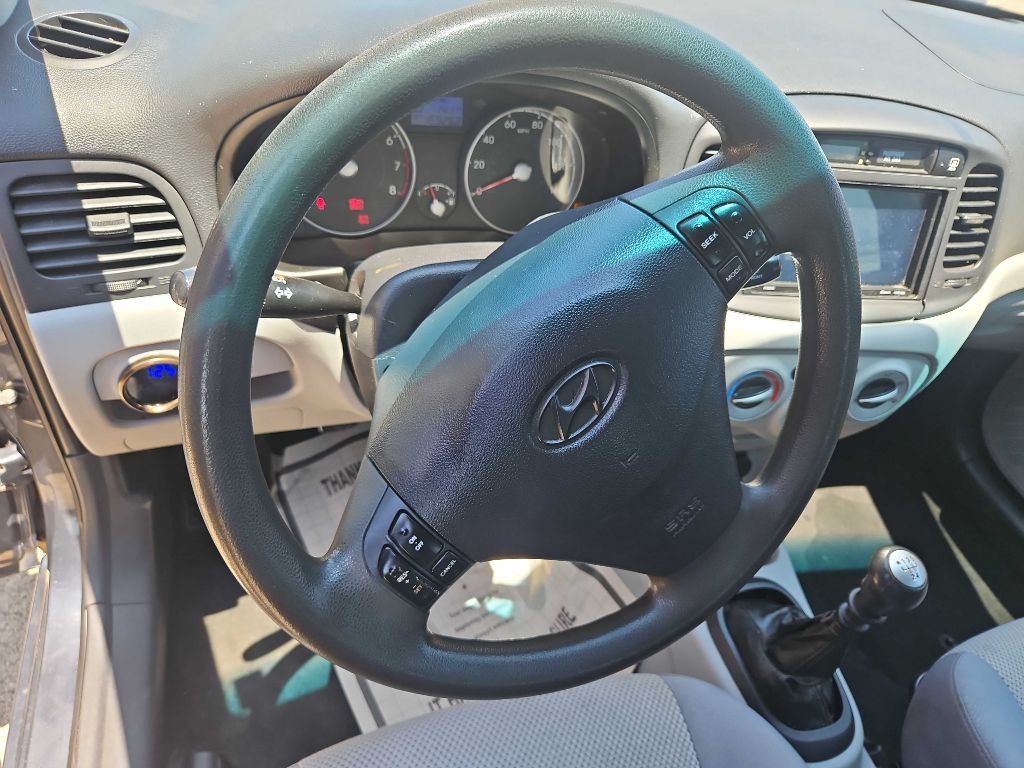 2010 Hyundai Accent Image 9