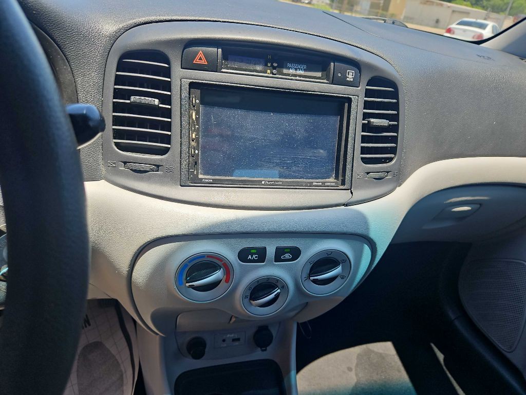 2010 Hyundai Accent Image 10