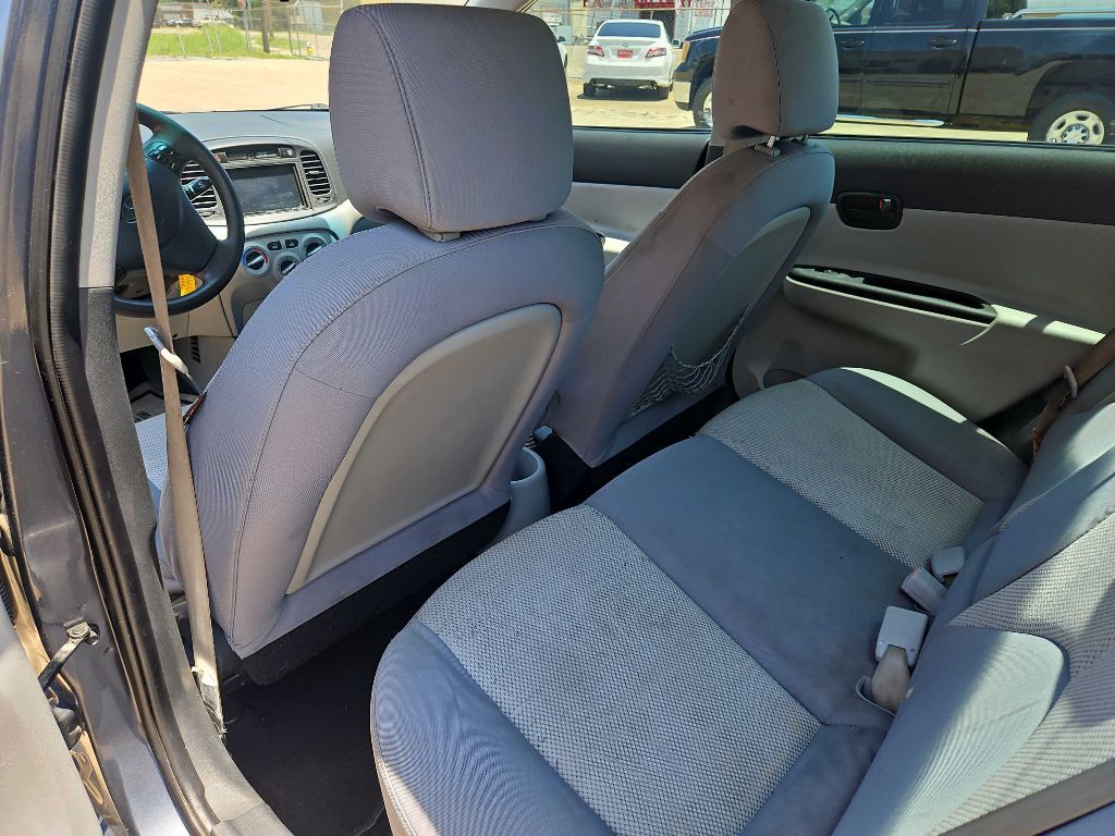 2010 Hyundai Accent Image 11