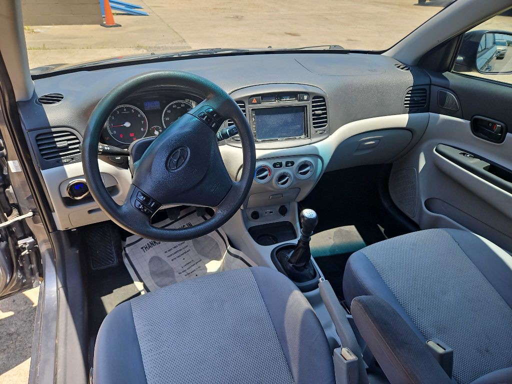 2010 Hyundai Accent Image 12