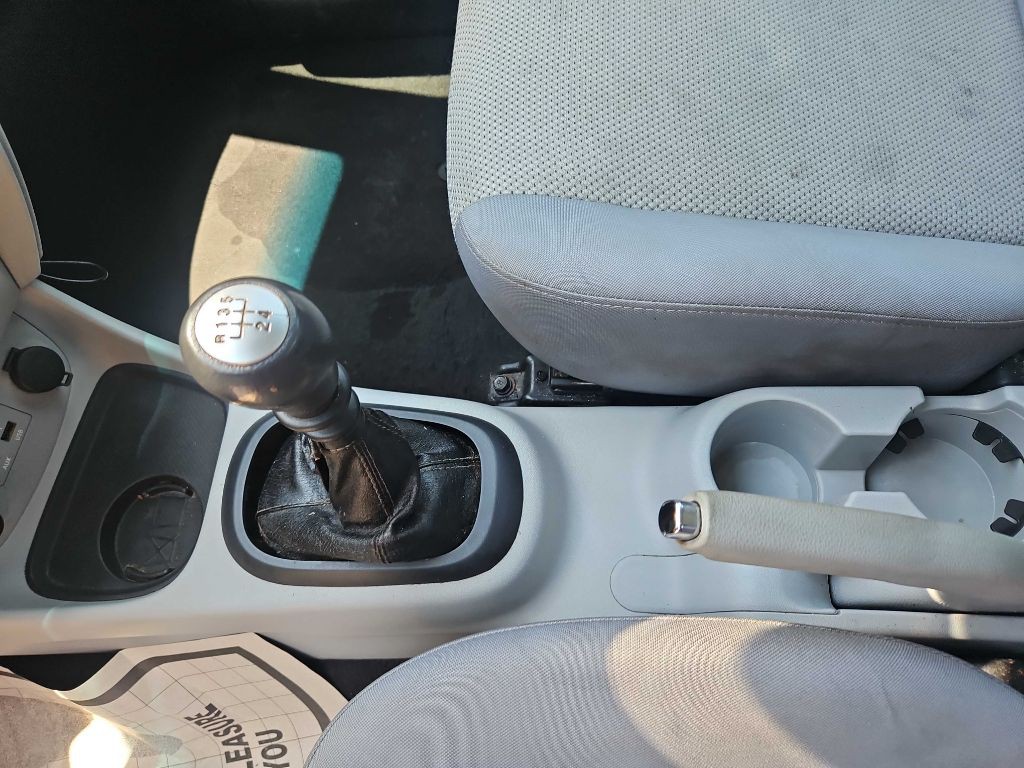 2010 Hyundai Accent Image 13