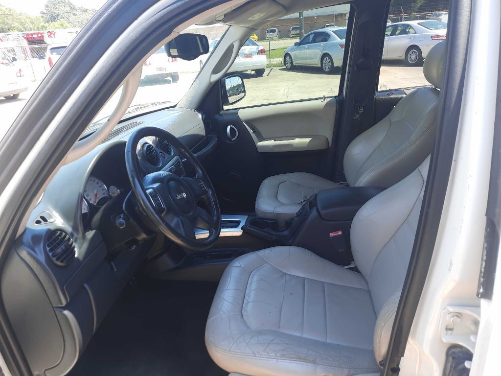 2004 Jeep Liberty Image 3