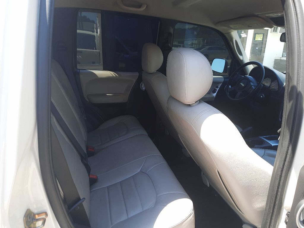 2004 Jeep Liberty Image 8