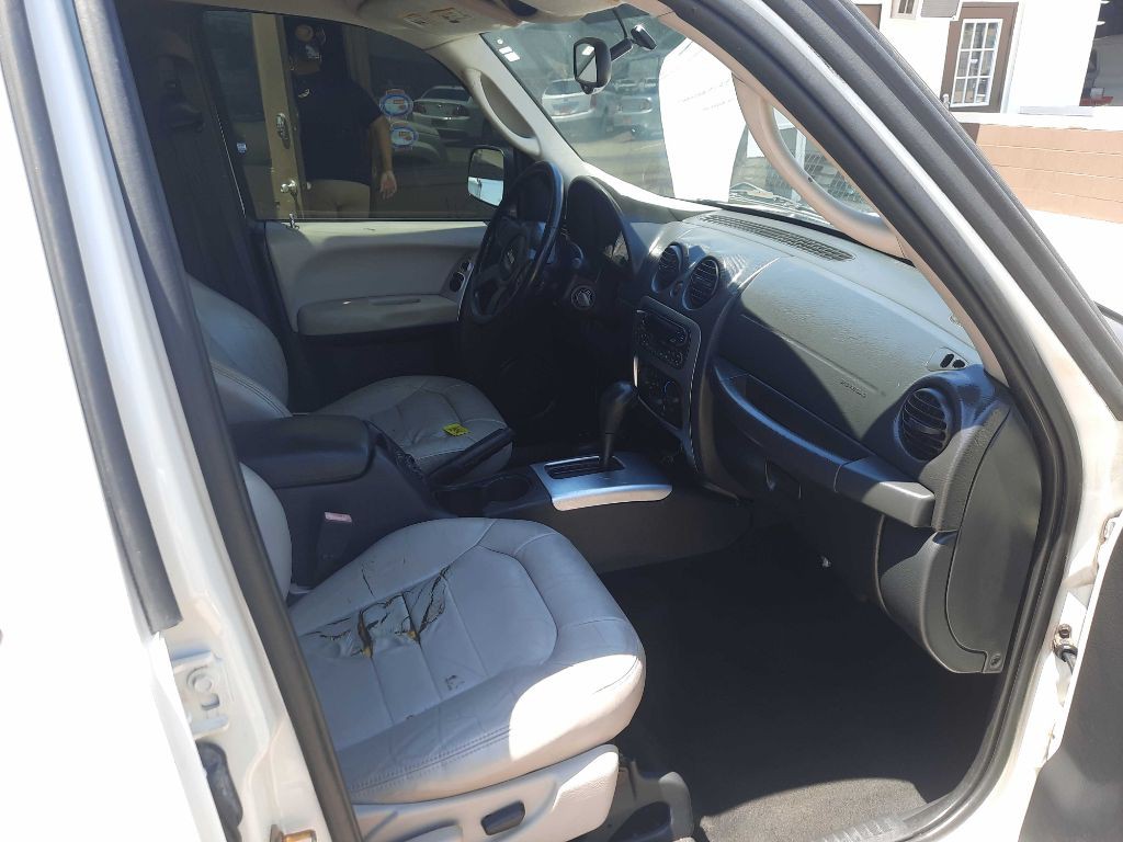 2004 Jeep Liberty Image 9