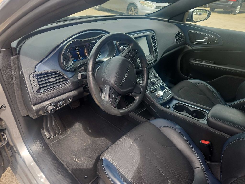 2015 Chrysler 200 Image 6