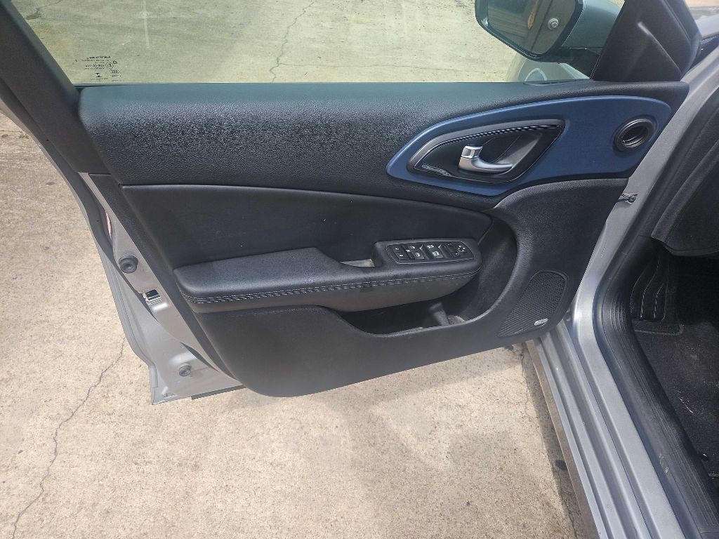 2015 Chrysler 200 Image 8