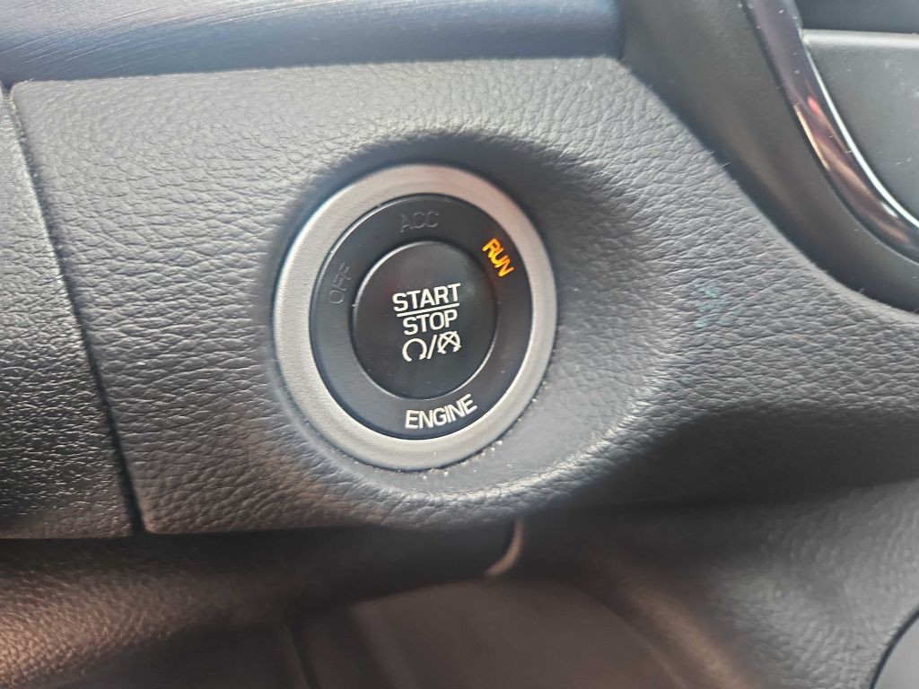 2015 Chrysler 200 Image 9