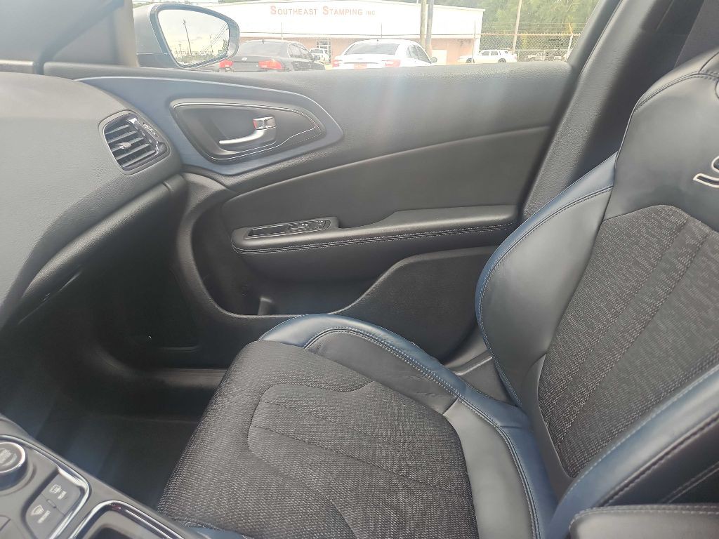 2015 Chrysler 200 Image 11