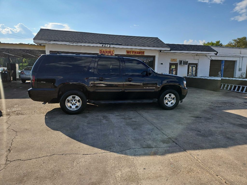2014 Chevrolet Suburban Image 2