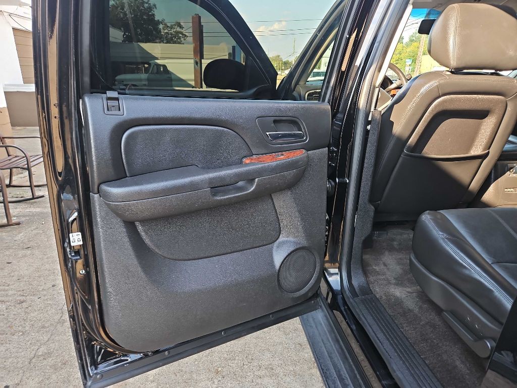 2014 Chevrolet Suburban Image 12
