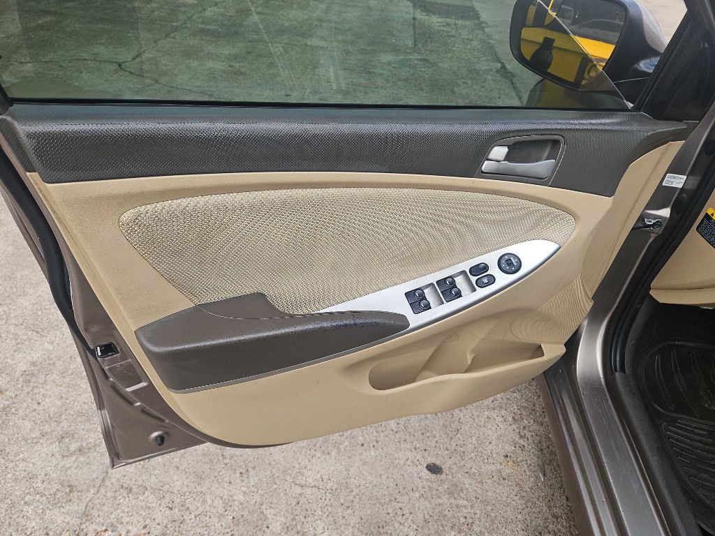 2014 Hyundai Accent Image 2