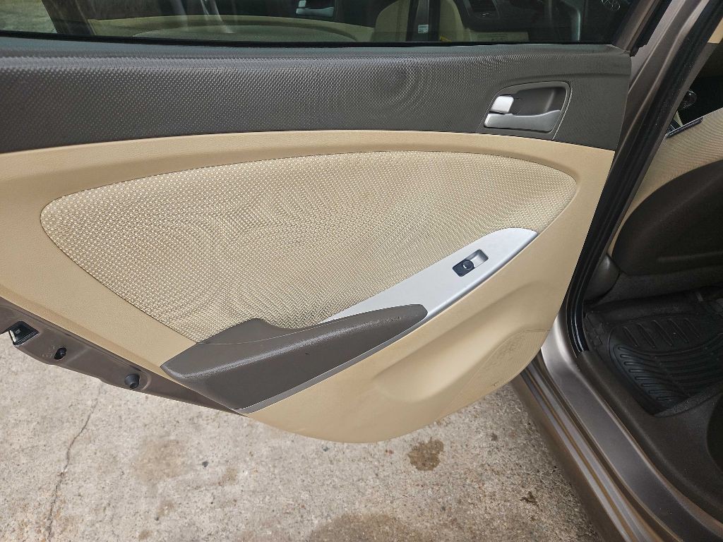 2014 Hyundai Accent Image 11