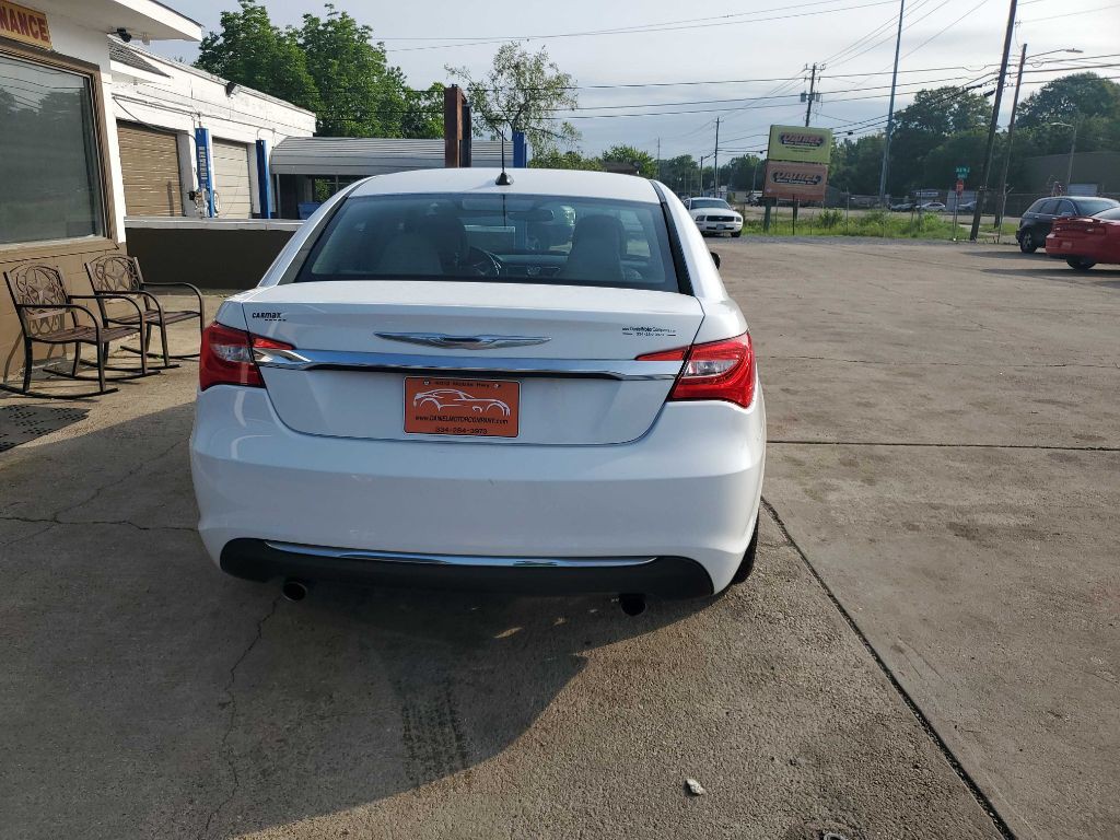 2013 Chrysler 200 Image 2