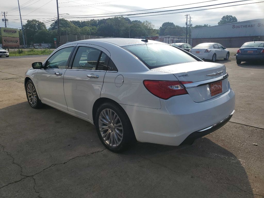 2013 Chrysler 200 Image 3