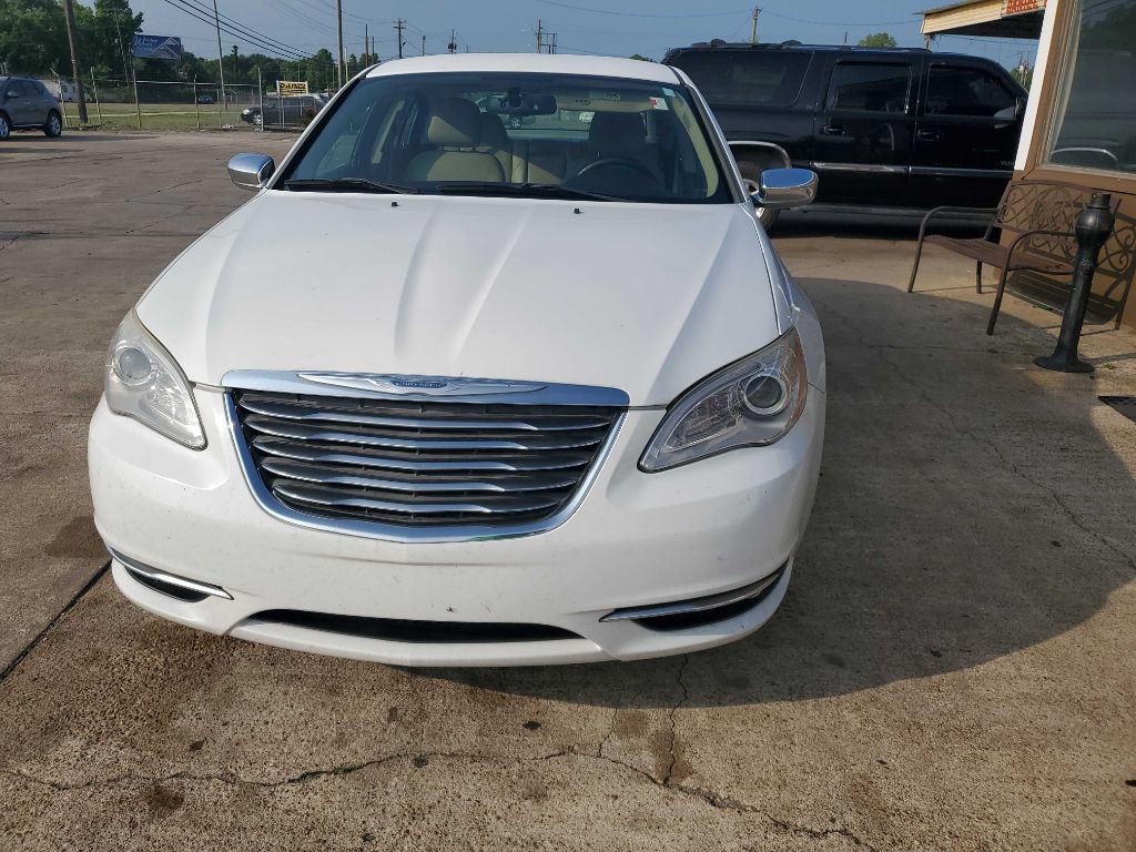 2013 Chrysler 200 Image 4