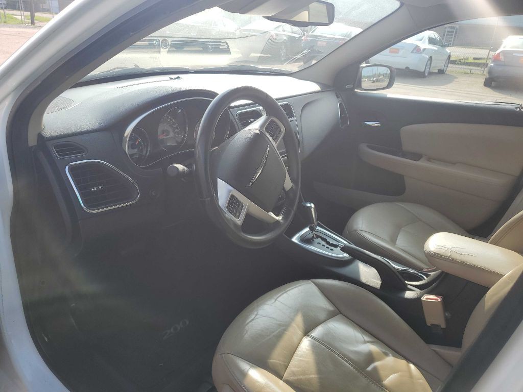 2013 Chrysler 200 Image 6