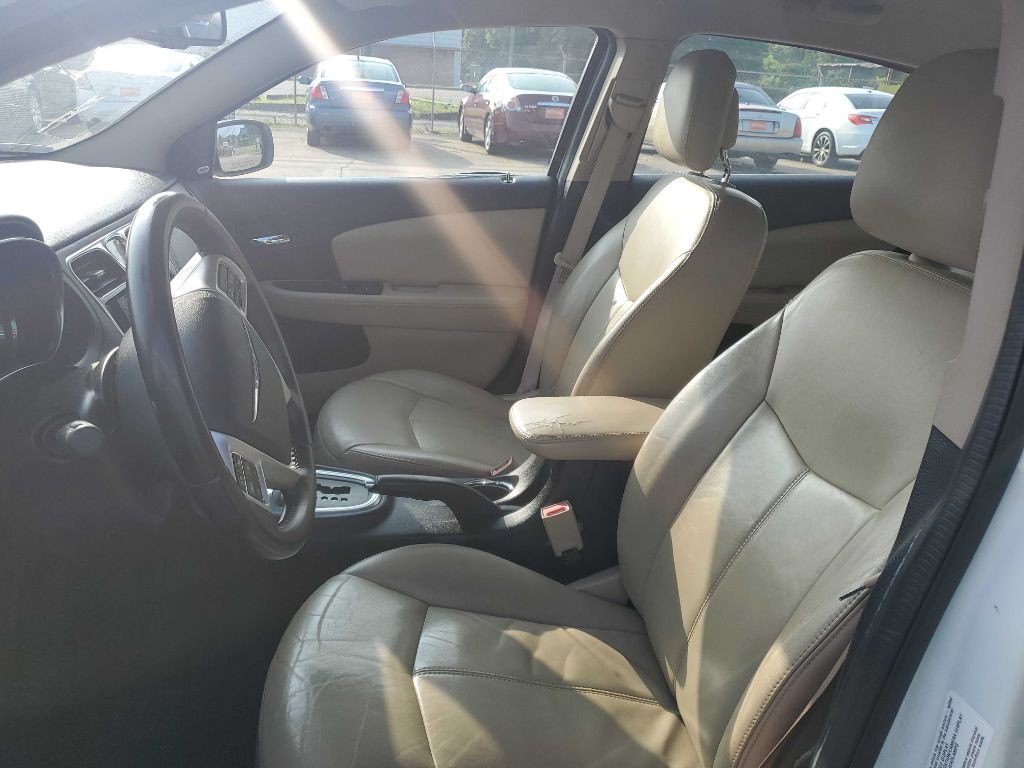 2013 Chrysler 200 Image 7