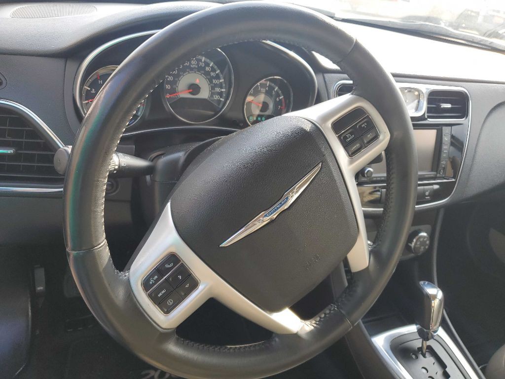 2013 Chrysler 200 Image 8