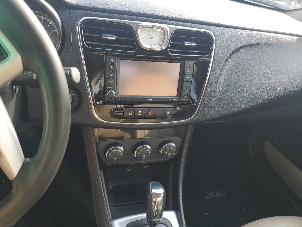 2013 Chrysler 200 Image 9