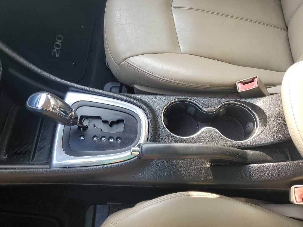 2013 Chrysler 200 Image 10