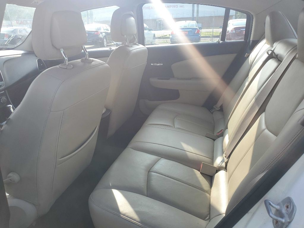 2013 Chrysler 200 Image 12