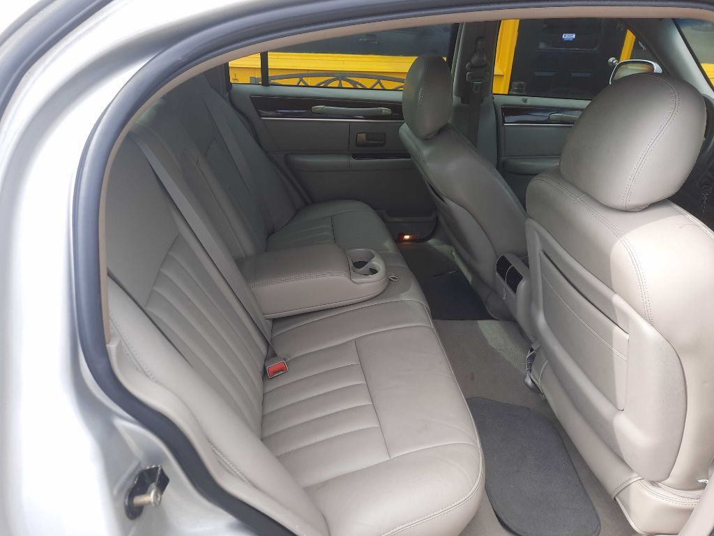 2005 Lincoln Town Car Image 6