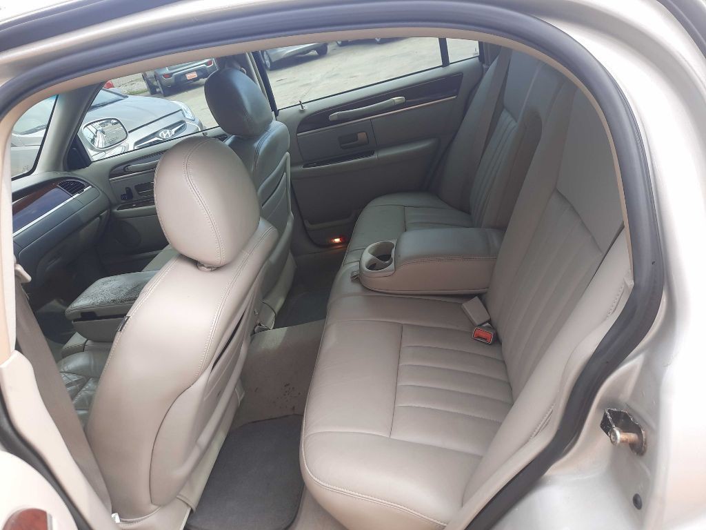 2005 Lincoln Town Car Image 8
