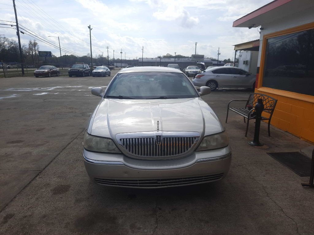 2005 Lincoln Town Car Image 2