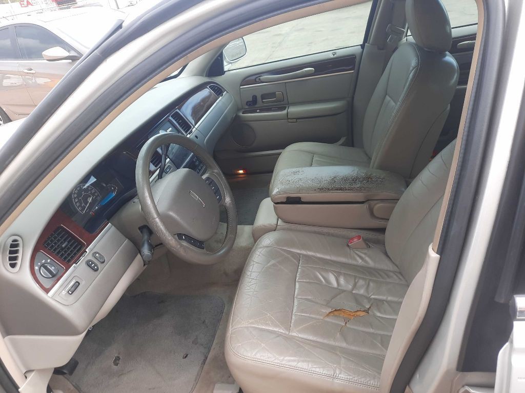 2005 Lincoln Town Car Image 4