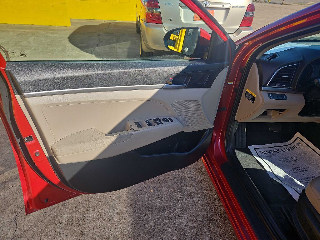 2018 Hyundai Elantra Image 3