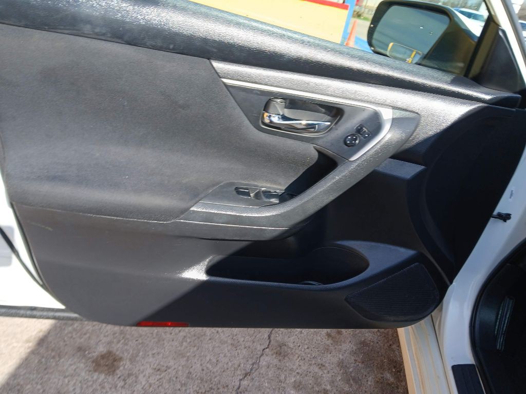 2015 Nissan Altima Image 9