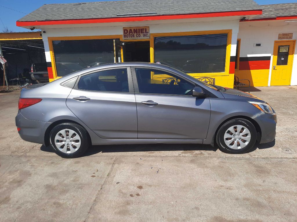 2016 Hyundai Accent Image 1