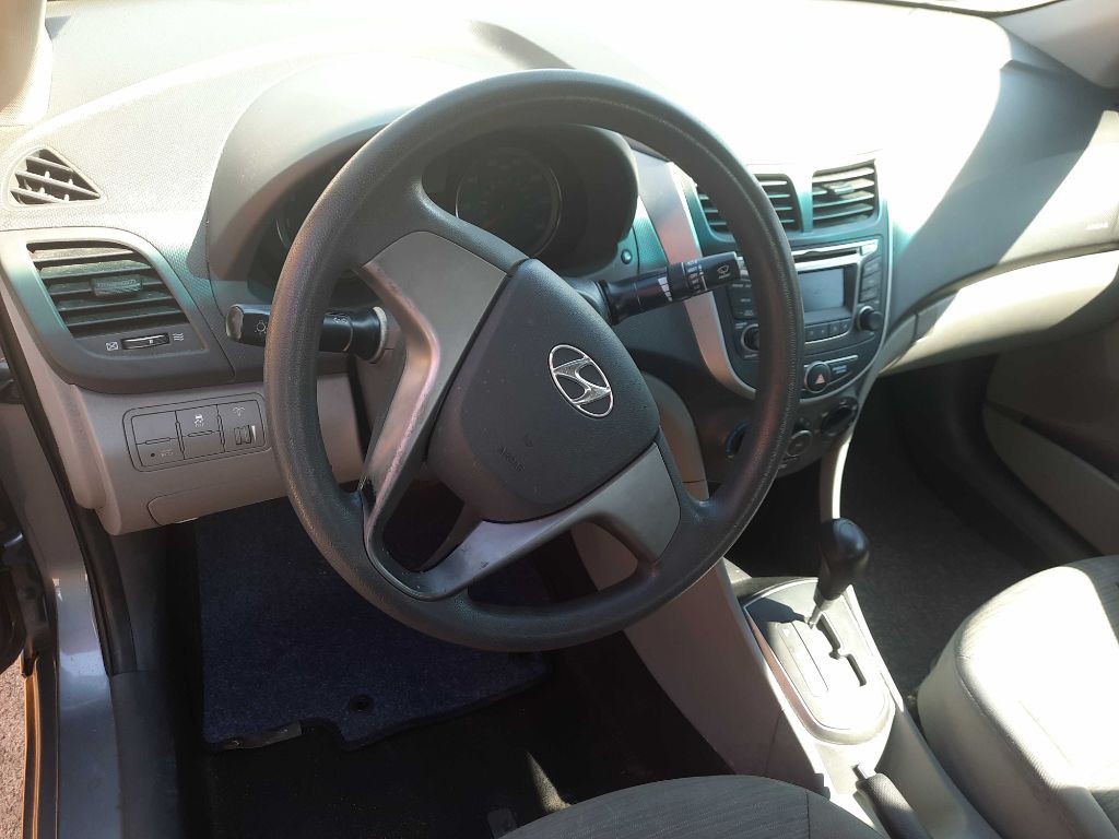 2016 Hyundai Accent Image 2