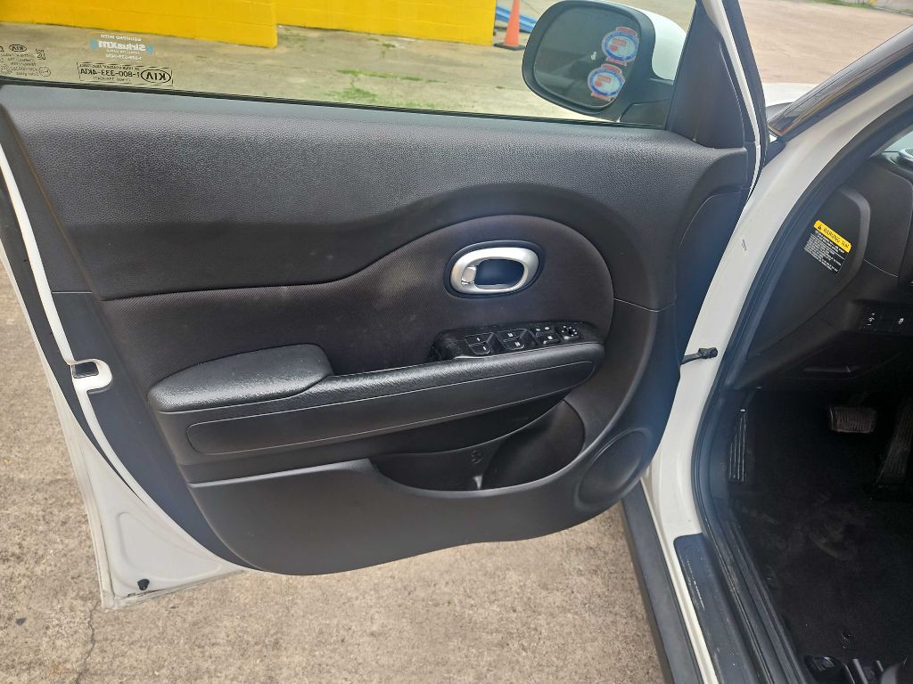 2016 Kia Soul Image 2