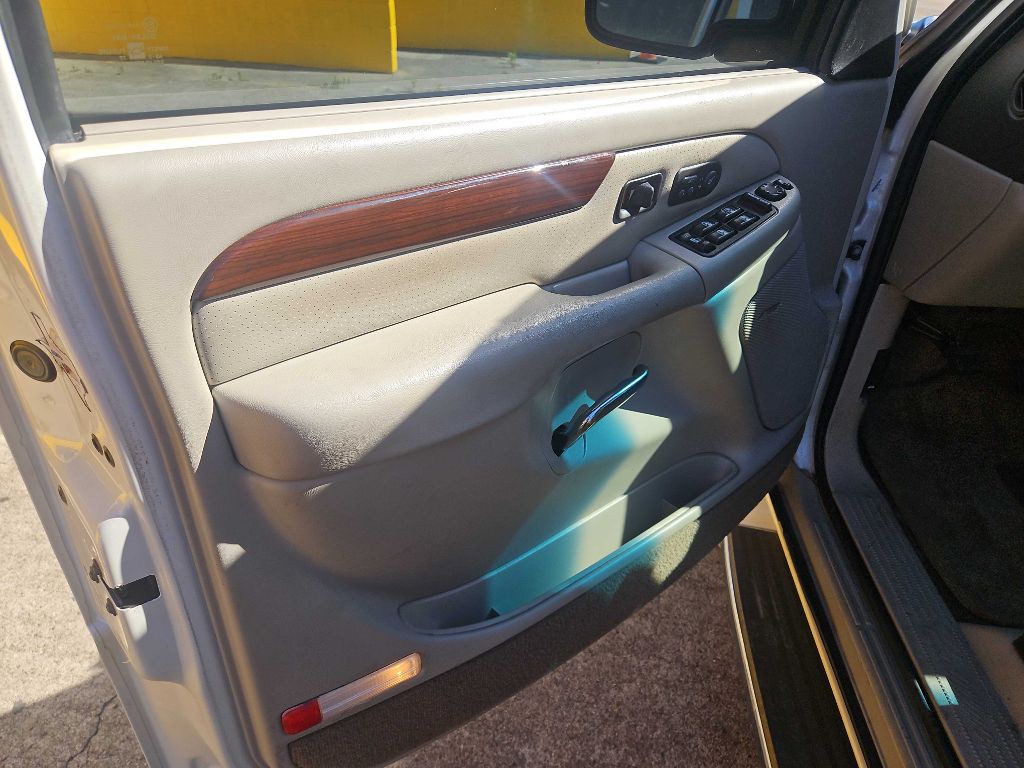 2002 Cadillac Escalade Image 5