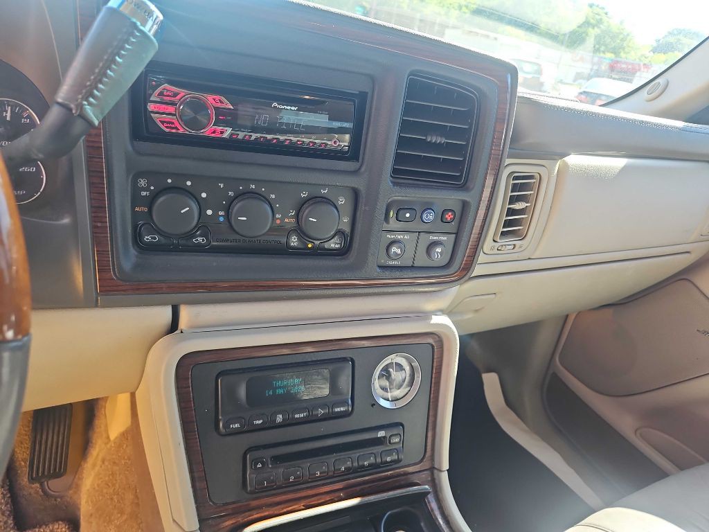 2002 Cadillac Escalade Image 9