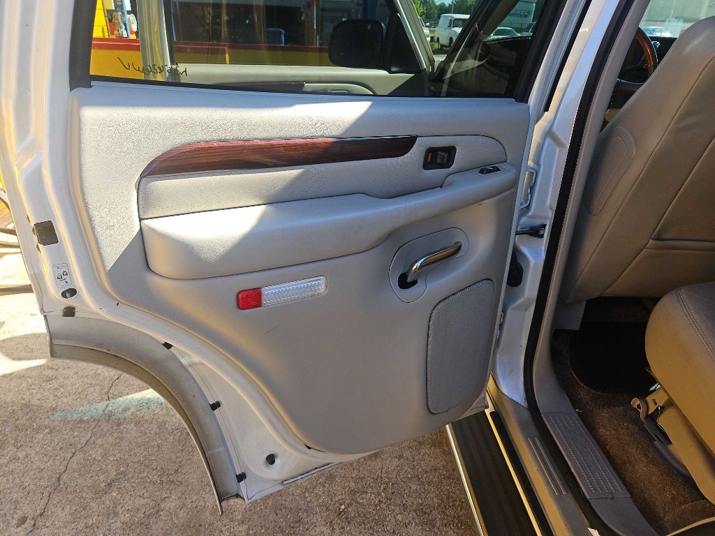 2002 Cadillac Escalade Image 12