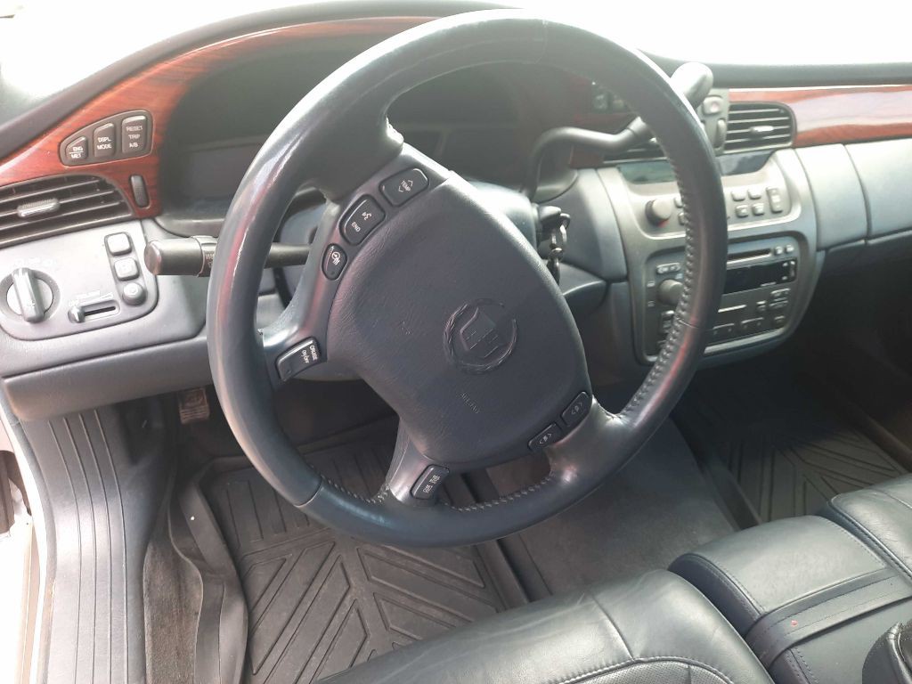 2004 Cadillac DeVille Image 1
