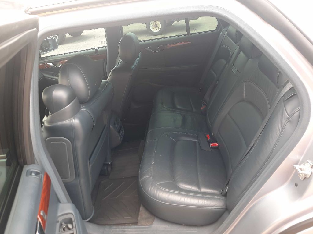 2004 Cadillac DeVille Image 6