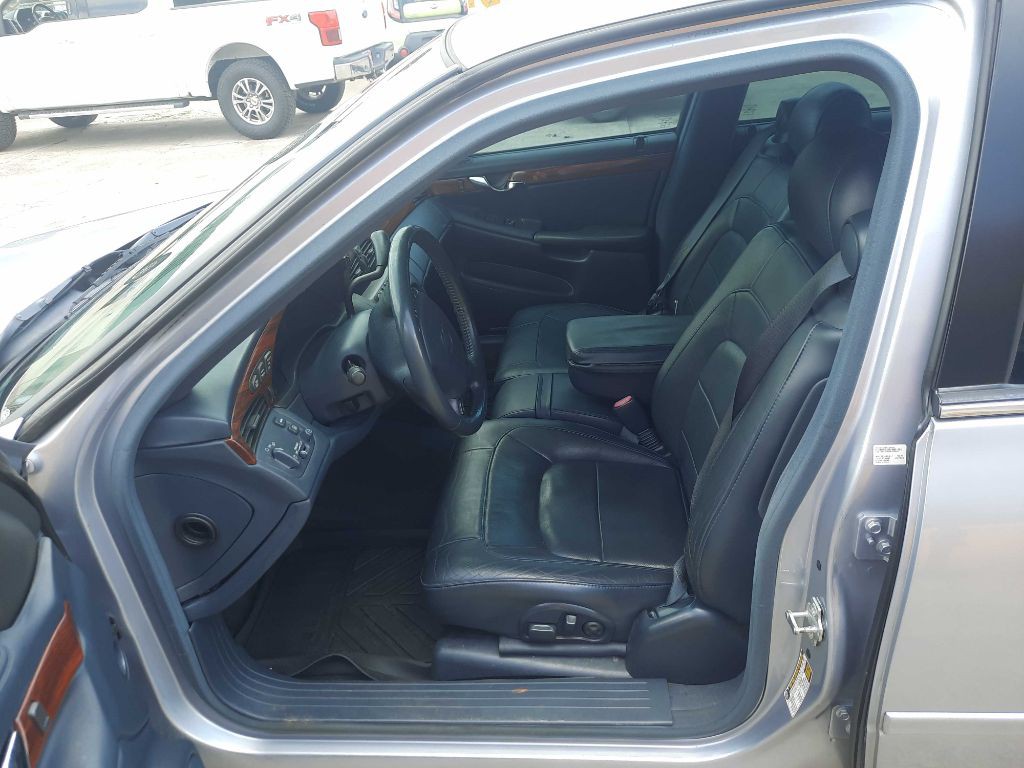 2004 Cadillac DeVille Image 8
