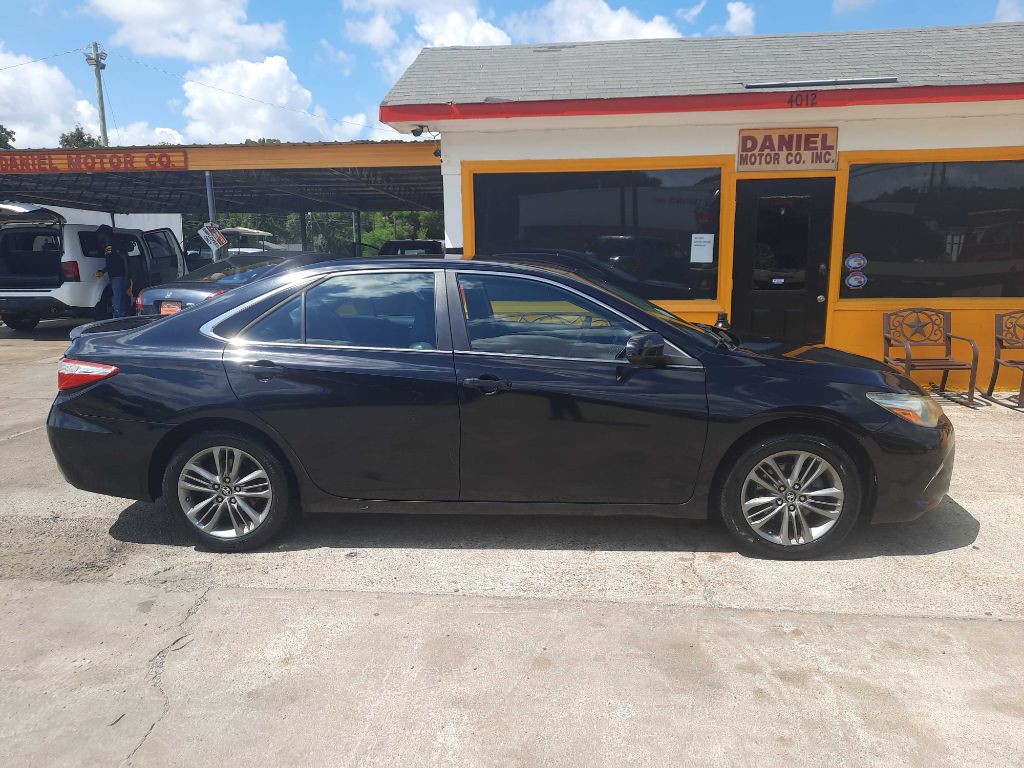 2017 Toyota Camry Image 2