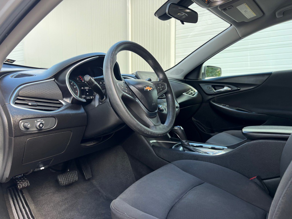 2022 Chevrolet Malibu Image 2