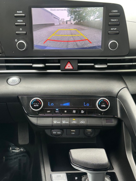 2022 Hyundai Elantra Image 8